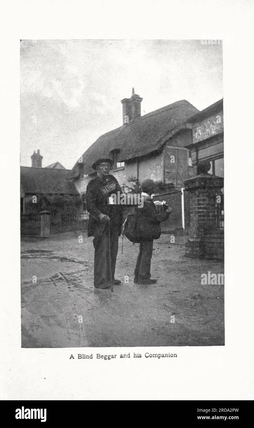 A Blind Beggar and His Companion black and white Photograph from the book ' Among English Hedgerows' by Clifton Johnson, 1865-1940 data di pubblicazione 1899 ristampato nel 1914 Publisher New York : The Macmillan co.; London, Macmillan and co., ltd. Foto Stock A Blind Beggar and His Companion black and white Photograph from the book ' Among English Hedgerows' by Clifton Johnson, 1865-1940 data di pubblicazione 1899 ristampato nel 1914 Publisher New York : The Macmillan co.; London, Macmillan and co., ltd. Foto Stock