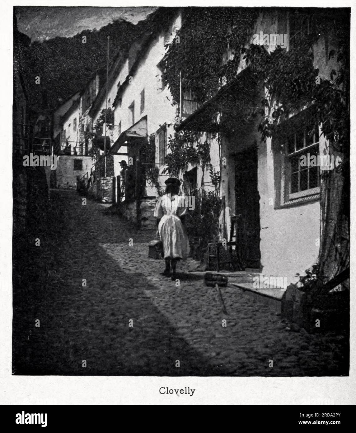 Clovelly, Devon fotografia in bianco e nero dal libro ' Among English Hedgerows' di Clifton Johnson, 1865-1940 data di pubblicazione 1899 ristampata nel 1914 Publisher New York : The Macmillan co.; London, Macmillan and co., ltd. Foto Stock Clovelly, Devon fotografia in bianco e nero dal libro ' Among English Hedgerows' di Clifton Johnson, 1865-1940 data di pubblicazione 1899 ristampata nel 1914 Publisher New York : The Macmillan co.; London, Macmillan and co., ltd. Foto Stock