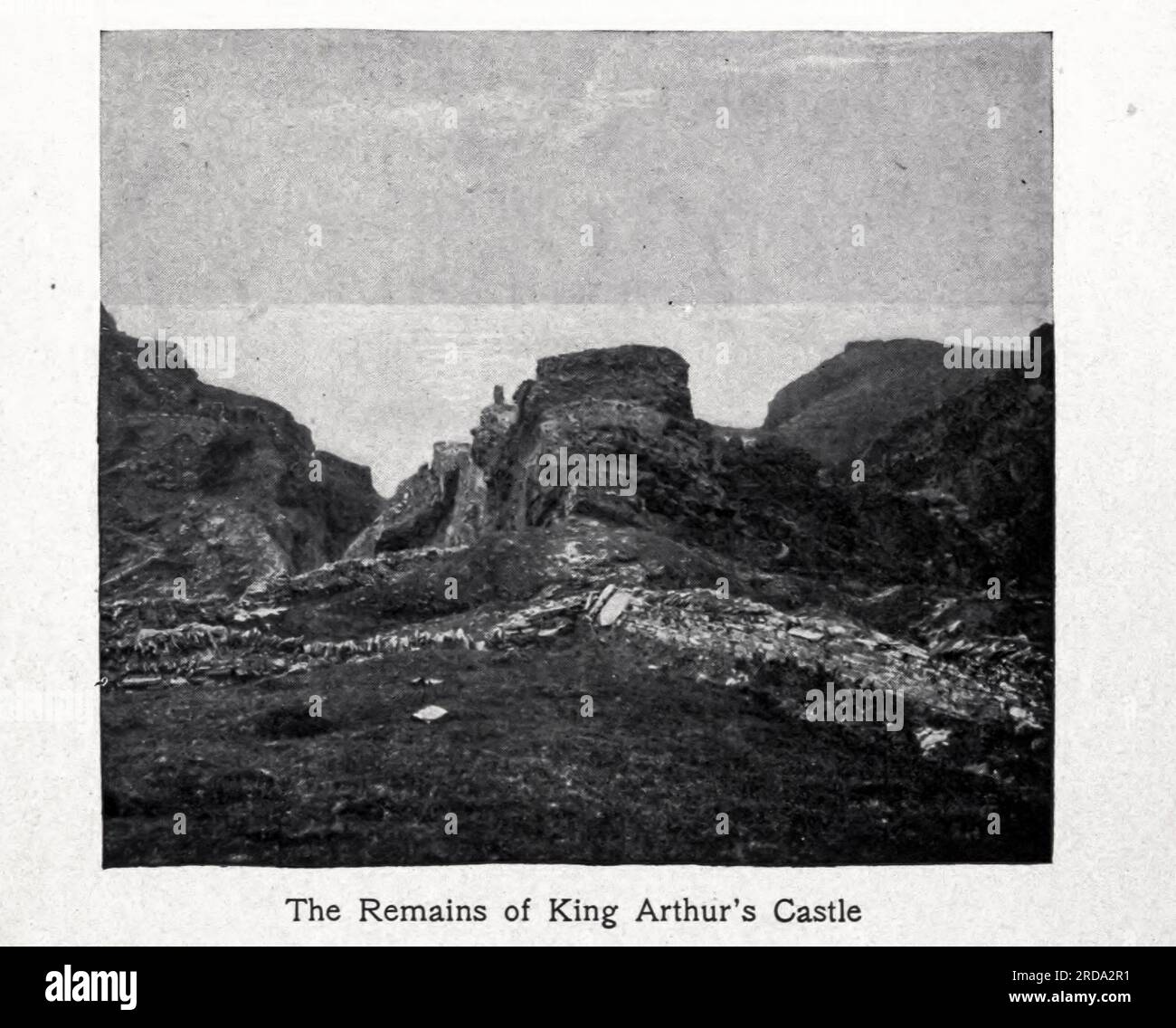 The Remains of King Arthur's Castle fotografia in bianco e nero dal libro ' Among English Hedgerows' di Clifton Johnson, 1865-1940 data di pubblicazione 1899 ristampato nel 1914 Publisher New York : The Macmillan co.; London, Macmillan and co., ltd. Foto Stock The Remains of King Arthur's Castle fotografia in bianco e nero dal libro ' Among English Hedgerows' di Clifton Johnson, 1865-1940 data di pubblicazione 1899 ristampato nel 1914 Publisher New York : The Macmillan co.; London, Macmillan and co., ltd. Foto Stock