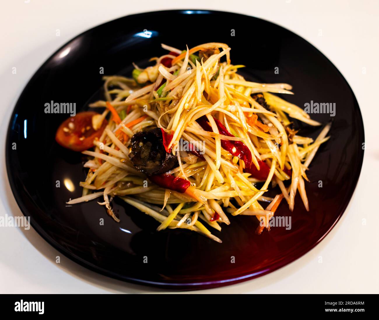 Insalata di papaya con granchio marinato sul tavolo, sfondi per pubblicità e sfondi in scene di cucina e cucina. Immagini effettive nella decorazione ide Foto Stock