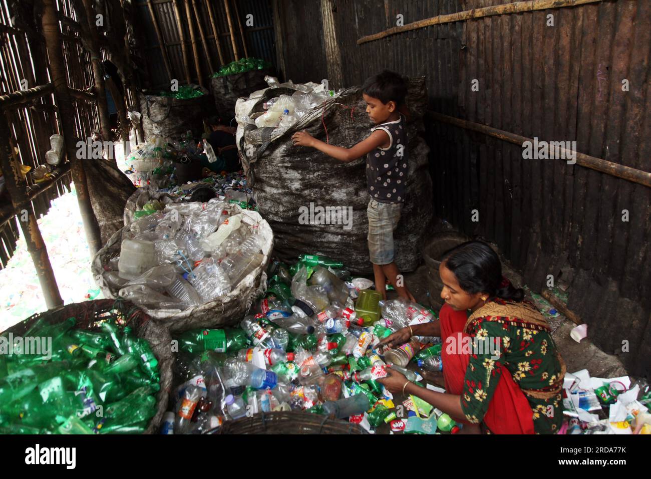 Dhaka, Dhaka, Bangladesh. 18 marzo 2023. lavoratore minorenne o lavoro minorile ancora lavorano in molte fattorie di riciclaggio di bottiglie di plastica.la foto è stata scattata kmar Foto Stock