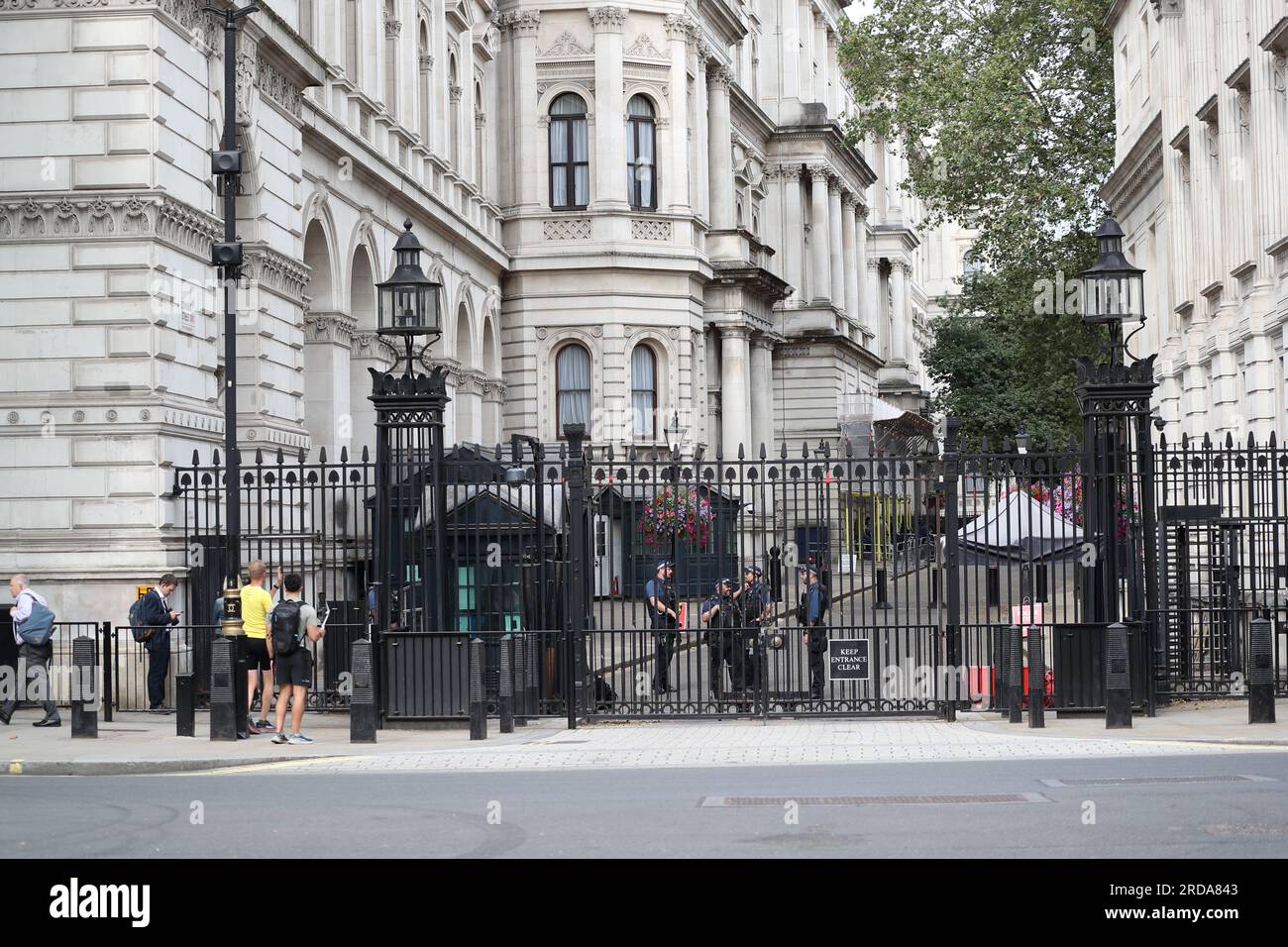 Ingresso custodito e recintato a Downing Street, Londra, Regno Unito Foto Stock