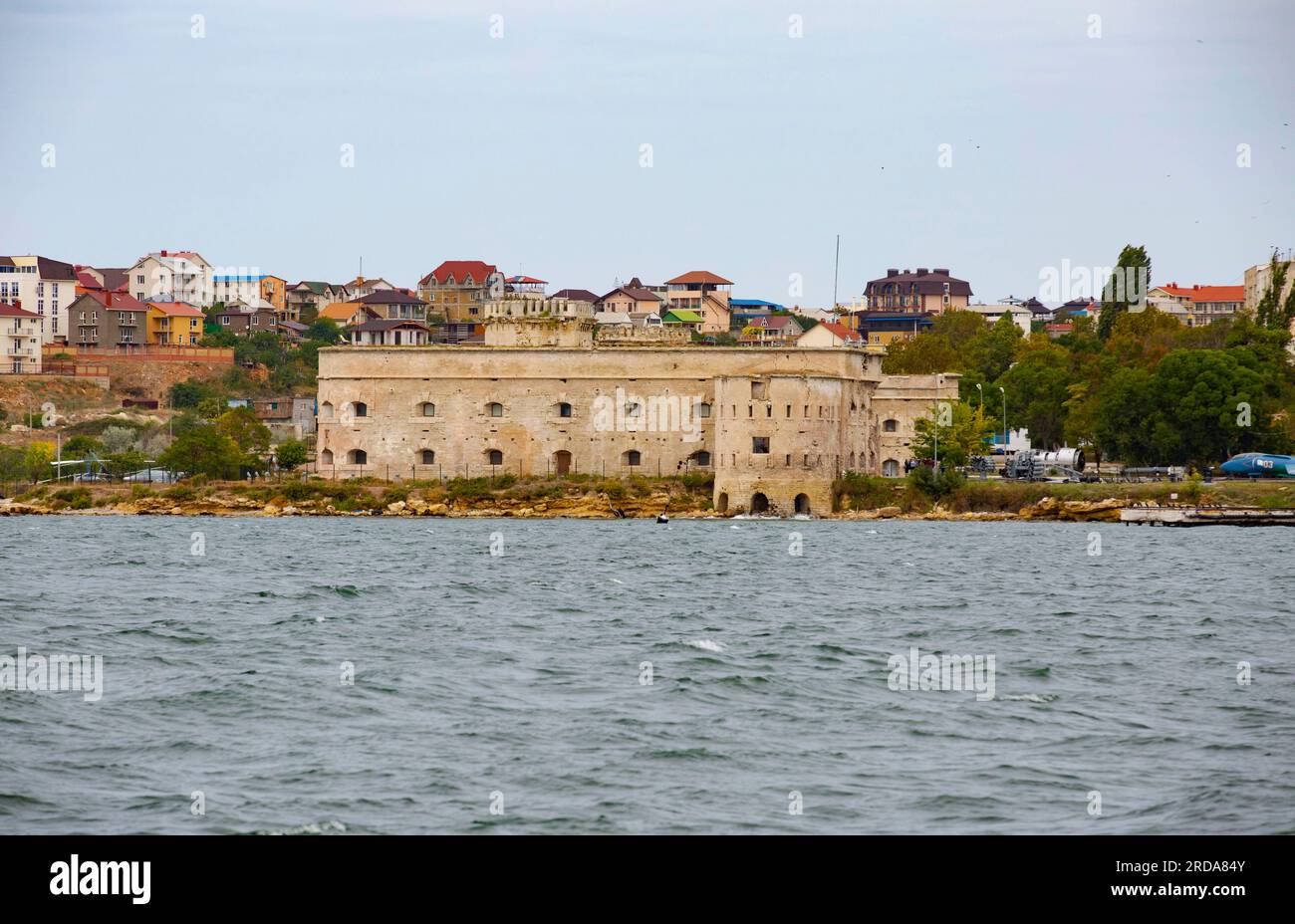 Sebastopoli, Crimea. 26 settembre 2021. Mikhailovskaya Casemated Coastal Battery è un complesso museale all'interno del Museo storico militare delle strutture di fortificazione. Il complesso museale ricrea l'interno di una struttura fortificata della metà del XIX secolo. Costruito nel 1846, era una delle dieci strutture fortificate sulla costa della città di Sebastopoli. Prende il nome dal Granduca Michail Nikolaevich, figlio di Nicola I. Crediti: Katrina Kochneva/ZUMA Wire/Alamy Live News Foto Stock
