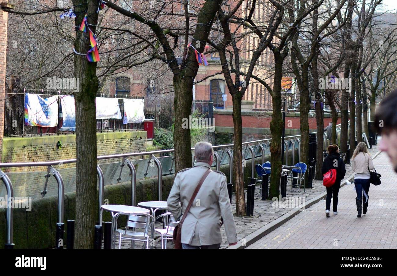 La gente cammina lungo Canal Street nel villaggio LGBT o gay di Manchester nel Regno Unito Foto Stock