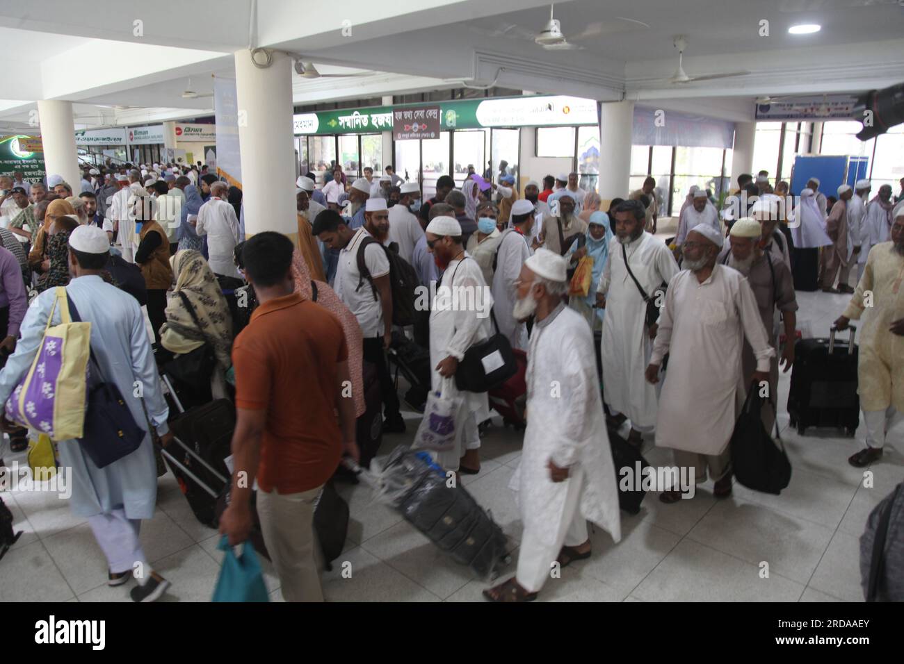 I pellegrini hanno iniziato ad arrivare al campo di Ashkona Hajj a Dacca da diverse parti del Bangladesh sabato 20 maggio 2023, un giorno dopo il primo Ministro Foto Stock