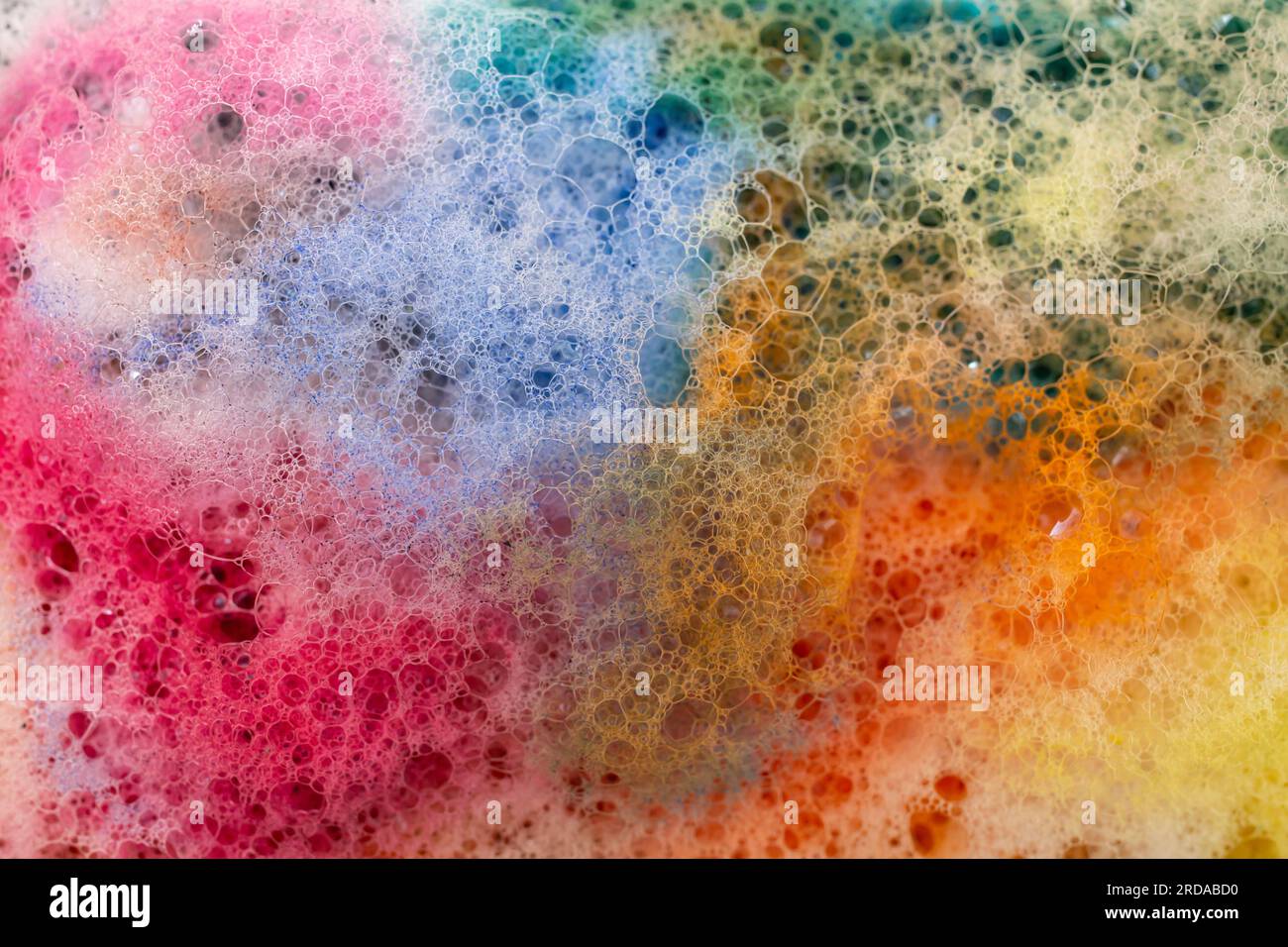 Bolle d'arcobaleno in schiuma multicolore, texture astratta e morbida per primi piani Foto Stock