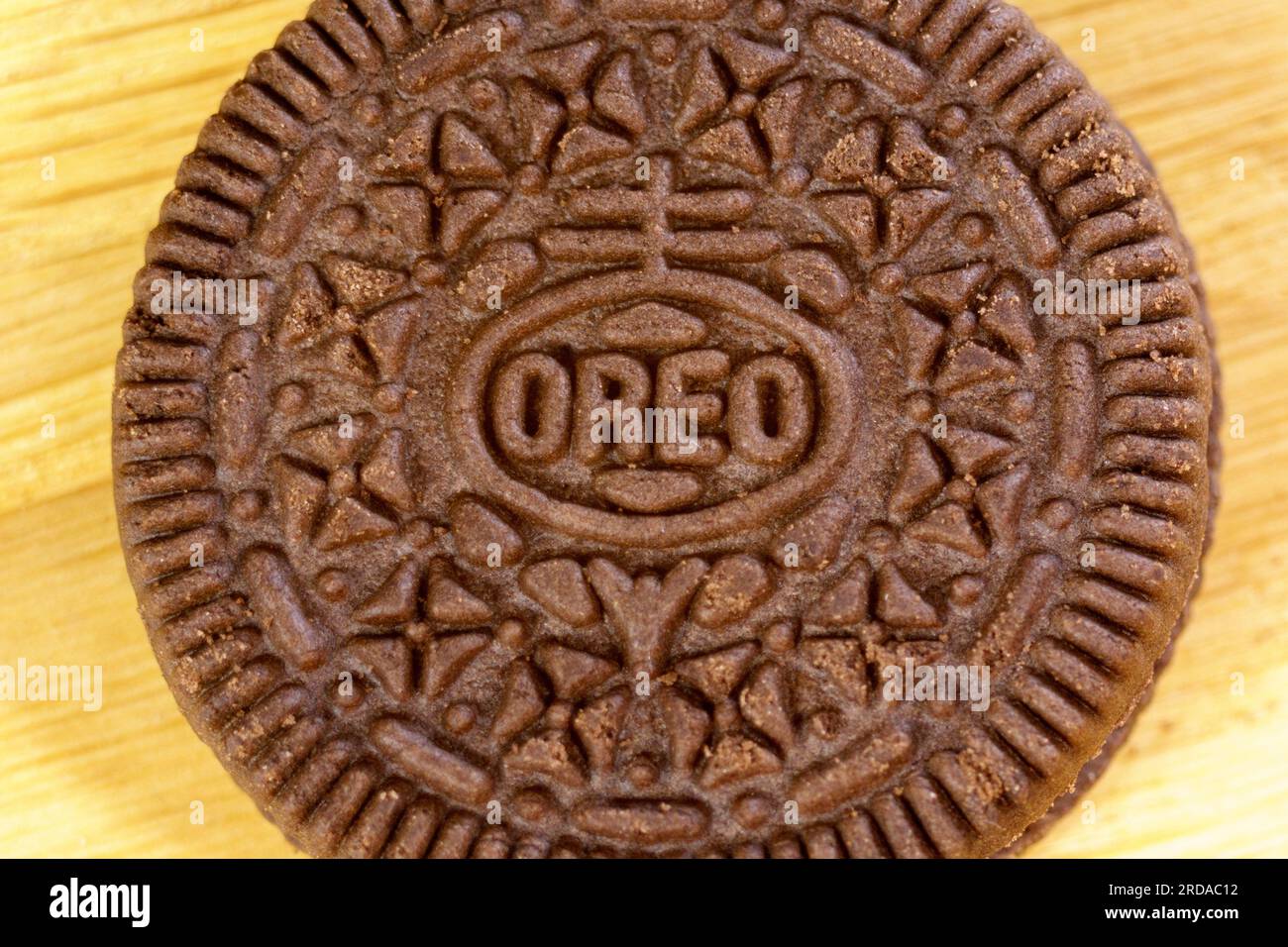 Tyumen, Russia-11 luglio 2023: Biscotti Oreo con crema di cioccolato al latte alla vaniglia. Primo piano Foto Stock