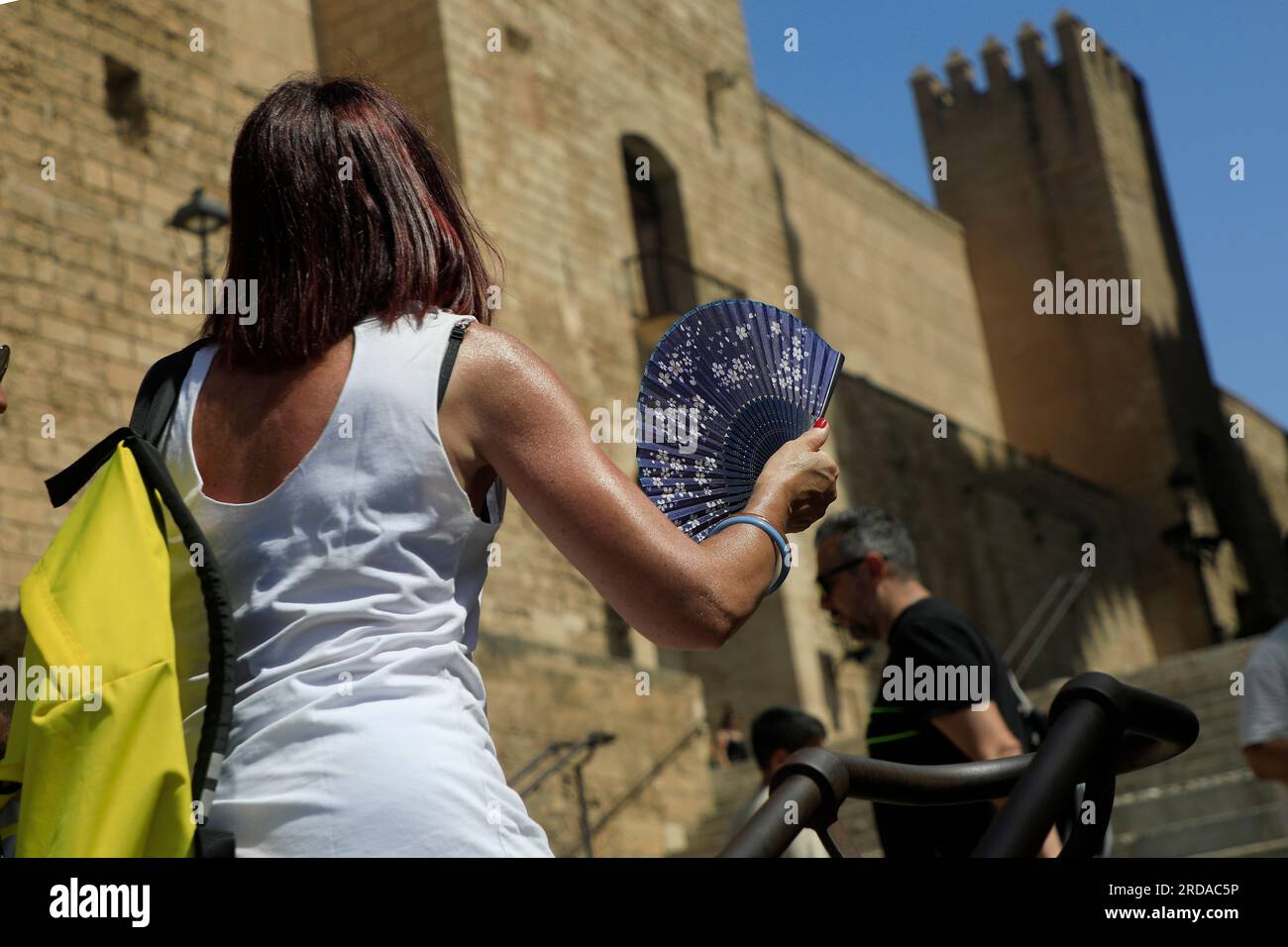 Palma, Spagna. 19 luglio 2023. 19 luglio 2023, Palma: Una donna con un fan cammina nel centro di Palma durante un'ondata di calore, molti luoghi dell'isola di Maiorca sono sopra i 40 gradi. Foto di: Clara Margais/dpa credito: Clara Margais/dpa/Alamy Live News Foto Stock