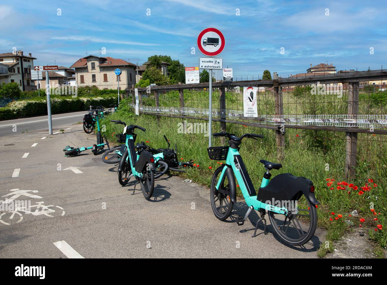 Noleggio di biciclette elettriche abbandonate su piste ciclabili Foto Stock