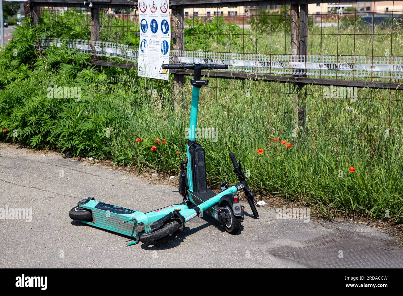 Noleggio di biciclette elettriche abbandonate su piste ciclabili Foto Stock