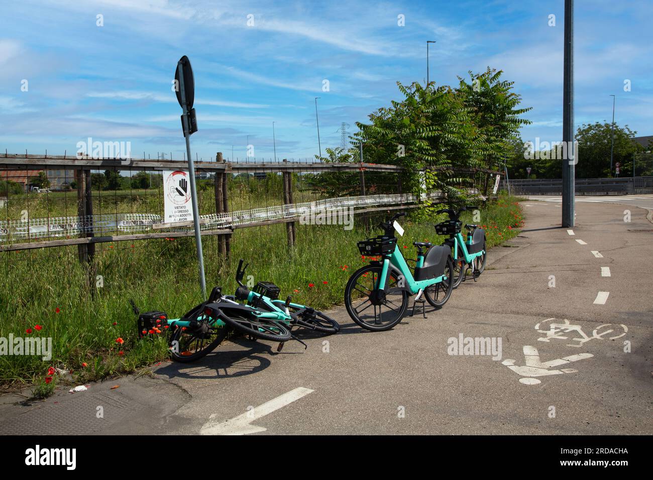 Noleggio di biciclette elettriche abbandonate su piste ciclabili Foto Stock