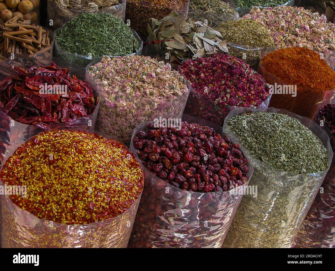 Borse di spezie all'Oriental Bazaar di Jumeirah, Dubai, Emirati Arabi Uniti Foto Stock
