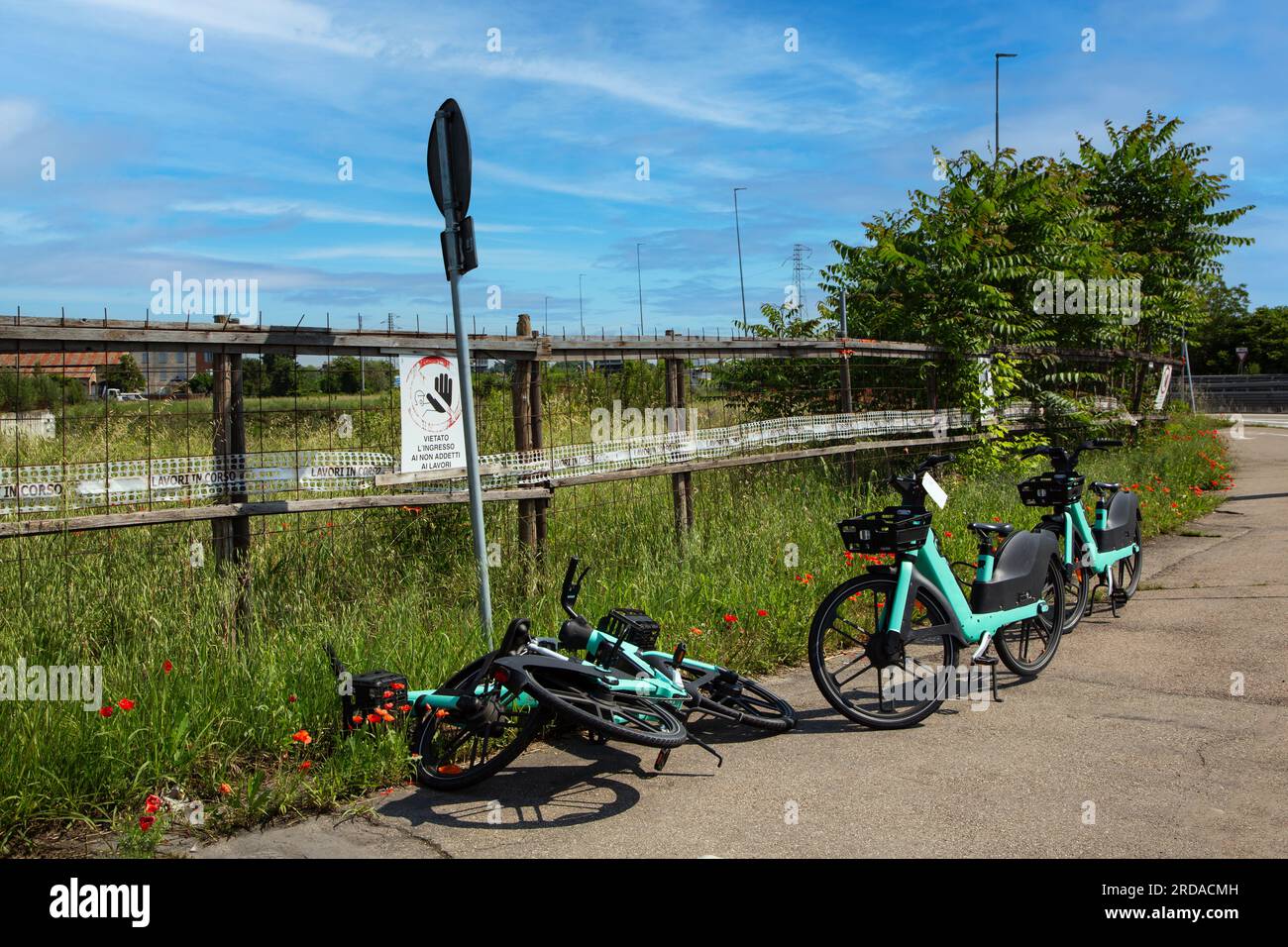 Noleggio di biciclette elettriche abbandonate su piste ciclabili Foto Stock