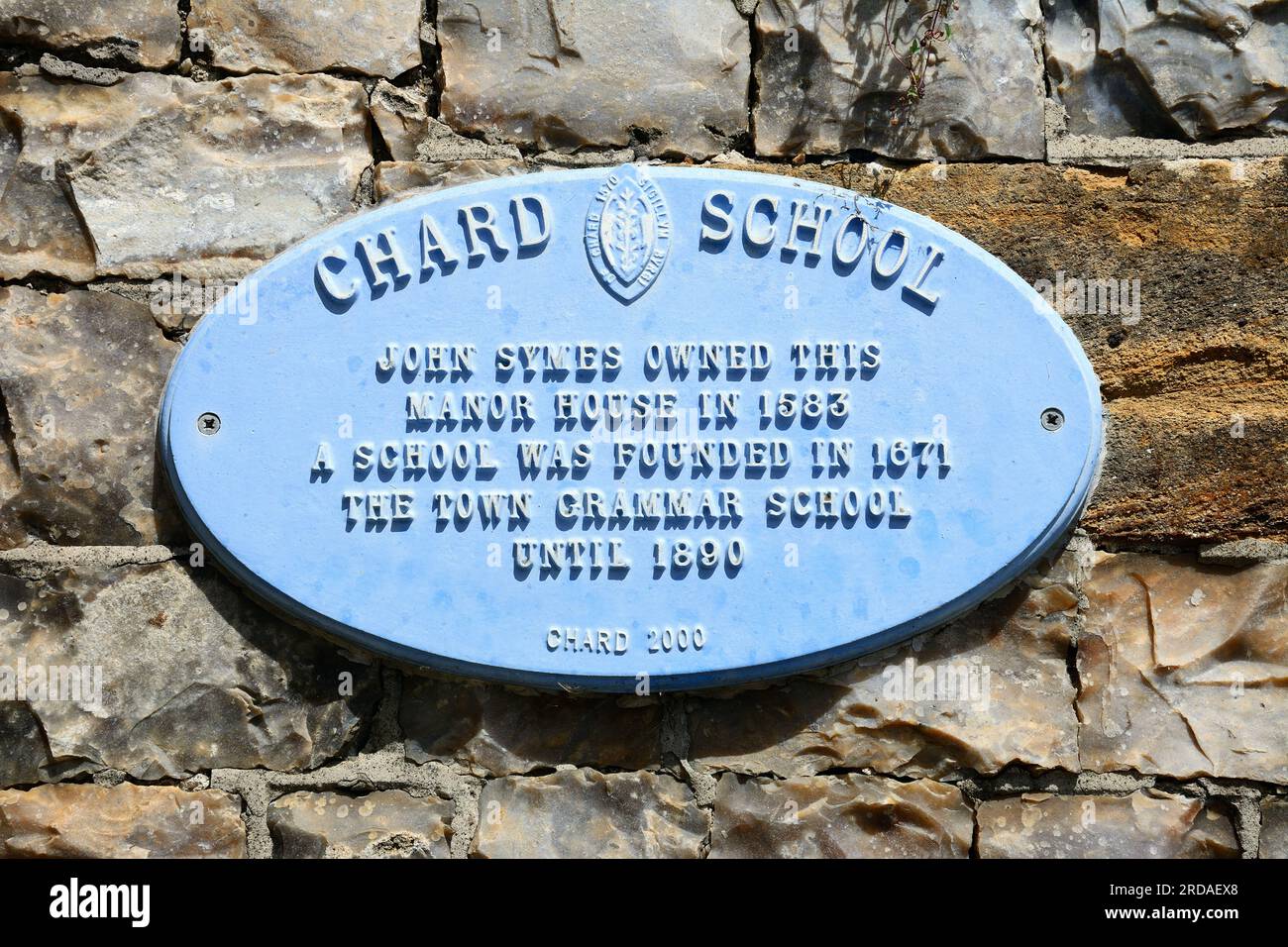 Piccolo segno ovale per la Chard Preparatory School lungo Fore Street nel centro storico, Chard, Somerset, Regno Unito, Europa, Chard, Somerset. Foto Stock