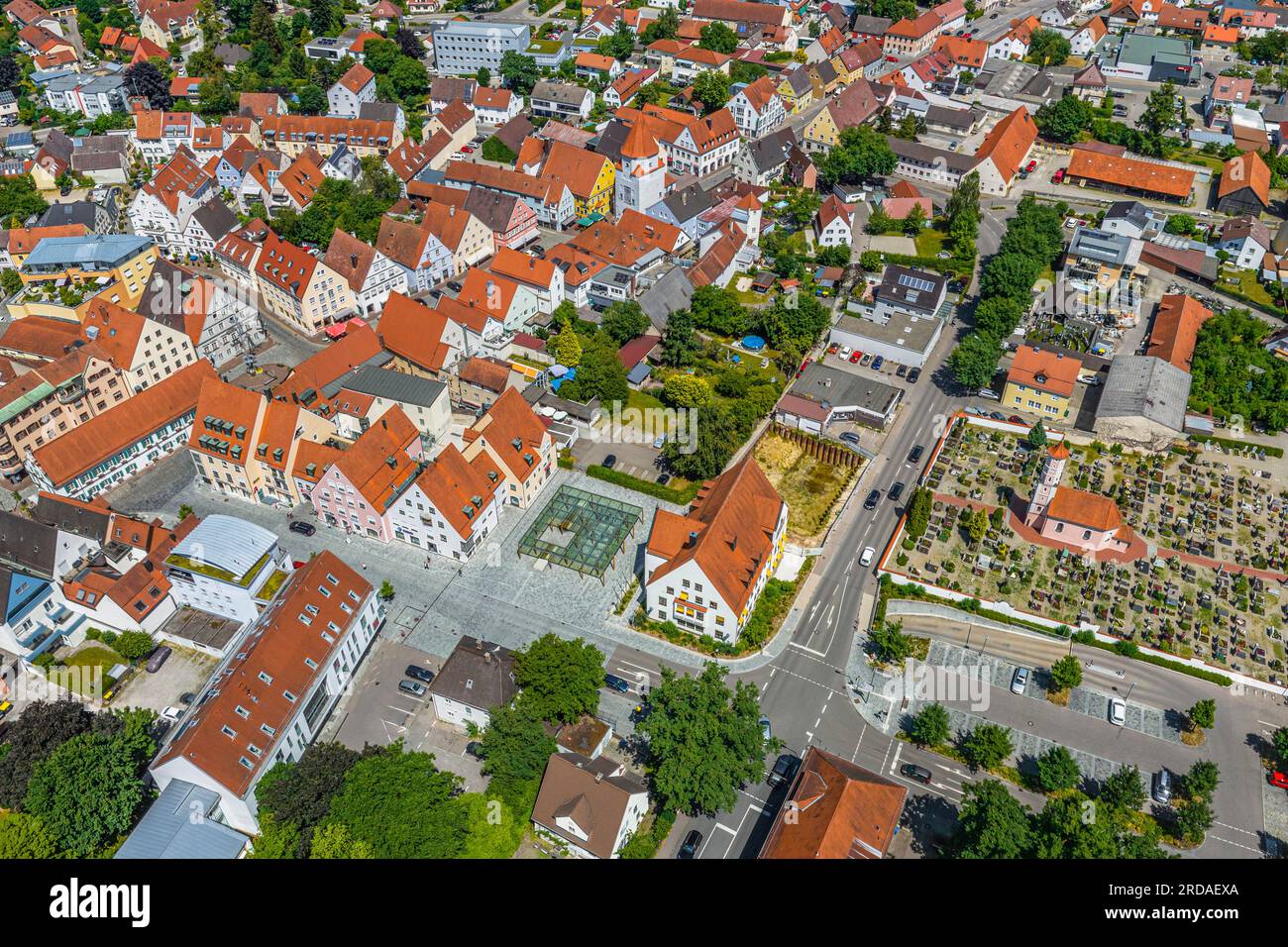 La bella cittadina di Aichach, sul fiume Paar in Baviera, dall'alto Foto Stock