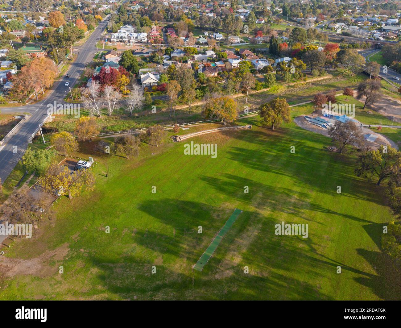 Vista aerea di un ovale verde sportivo e della vicina area residenziale di Castlemaine nel centro di Victoria, Australia Foto Stock