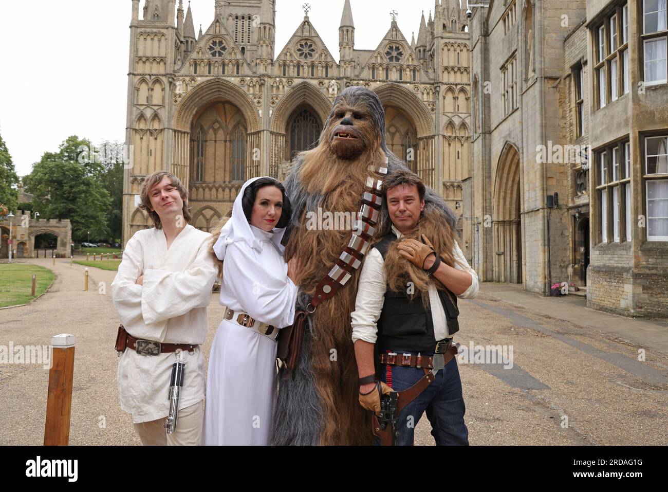 Peterborough, Regno Unito. 18 luglio 2023. Luke Skywalker, Princess Leia, Chewbacca e Han solo posano fuori dalla Cattedrale di Peterborough prima che una delle più grandi collezioni private di fan di Star Wars al mondo possa essere vista nella magnifica Cattedrale di Peterborough dal 19 luglio. La mostra, galassie non ufficiali, presso la Cattedrale di Peterborough, comprende oltre 120 mostre, con un Land Speeder a grandezza naturale in mostra insieme a giocattoli e oggetti rari di Star Wars. Peterborough, Cambridgeshire, Regno Unito. Credito: Paul Marriott/Alamy Live News Foto Stock