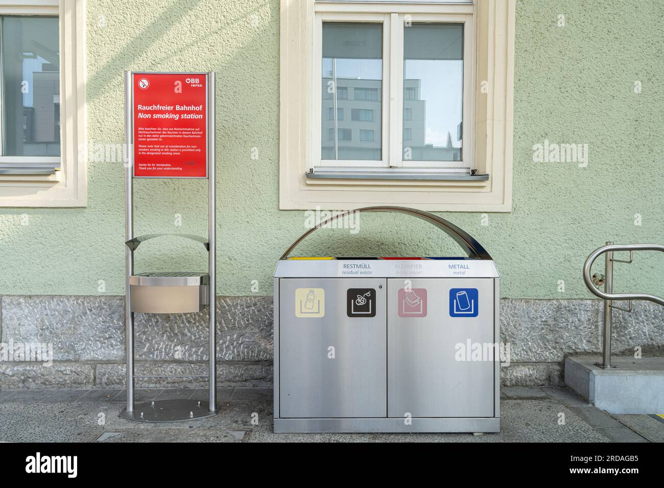 Villach, Austria. 18 luglio 2023. Cartello per la stazione non fumatori all'aperto della stazione ferroviaria nel centro della città Foto Stock