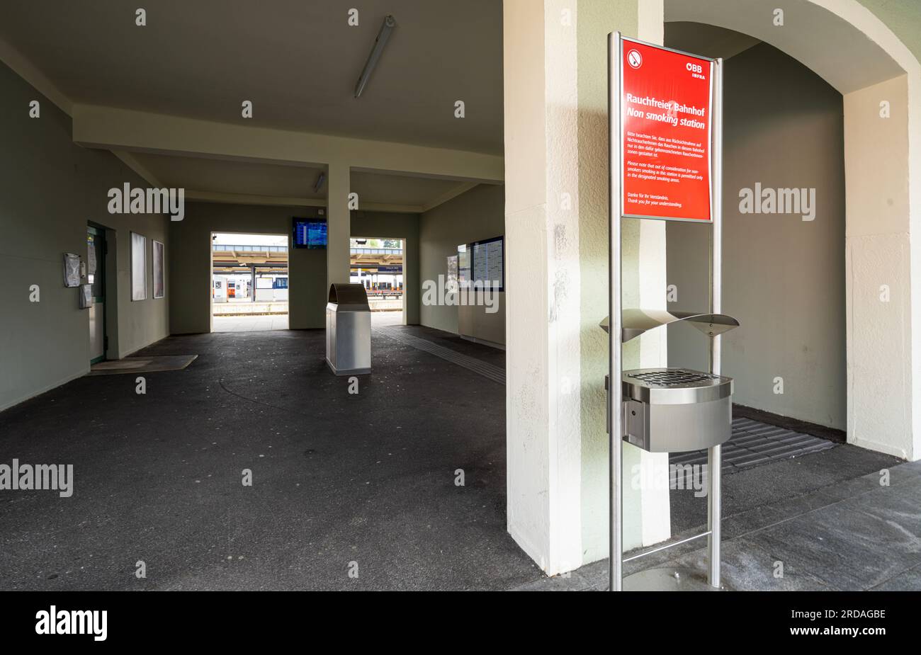 Villach, Austria. 18 luglio 2023. Cartello per la stazione non fumatori all'aperto della stazione ferroviaria nel centro della città Foto Stock
