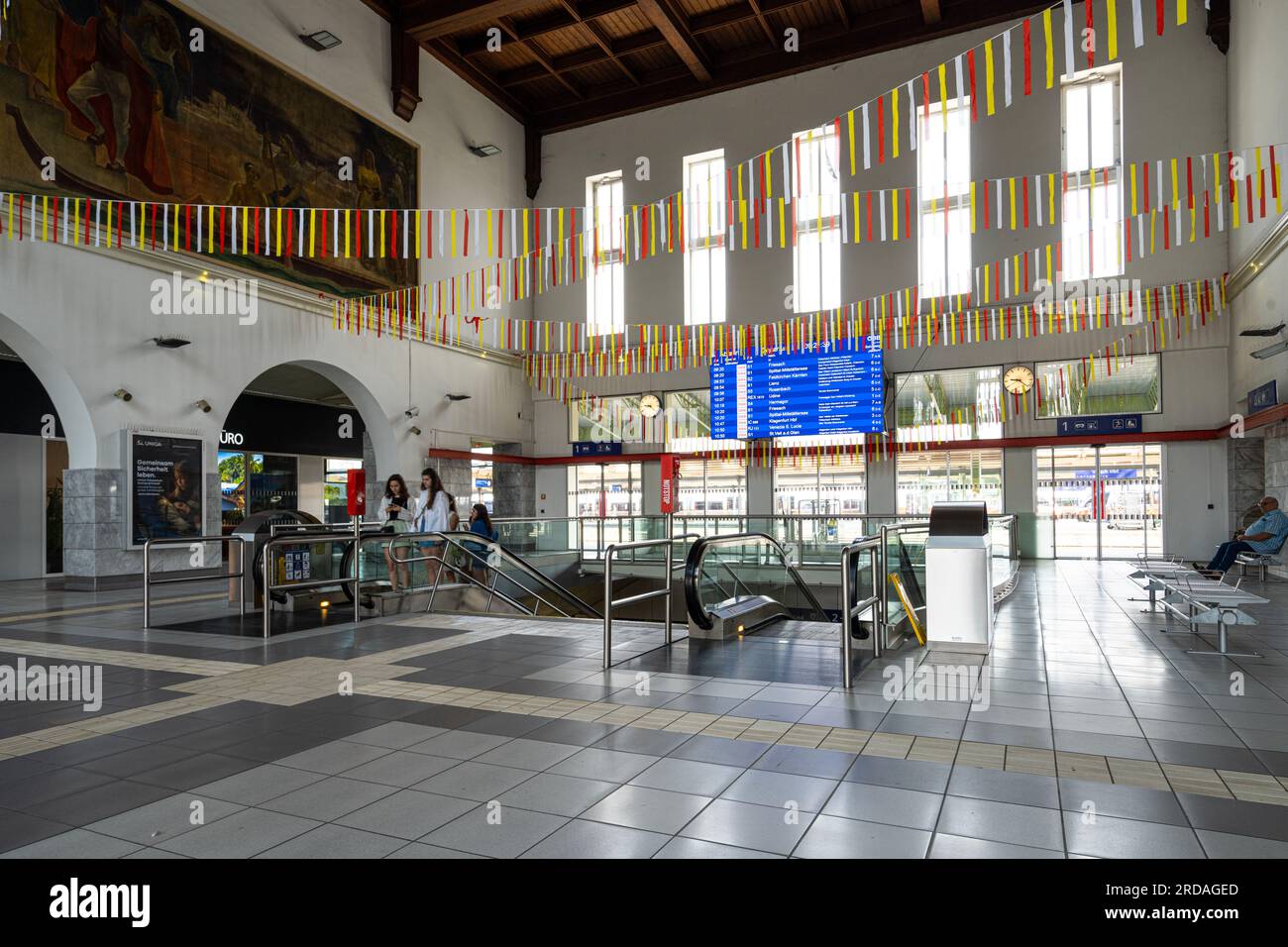 Villach, Austria. 18 luglio 2023. l'atrio principale della stazione ferroviaria nel centro della città Foto Stock