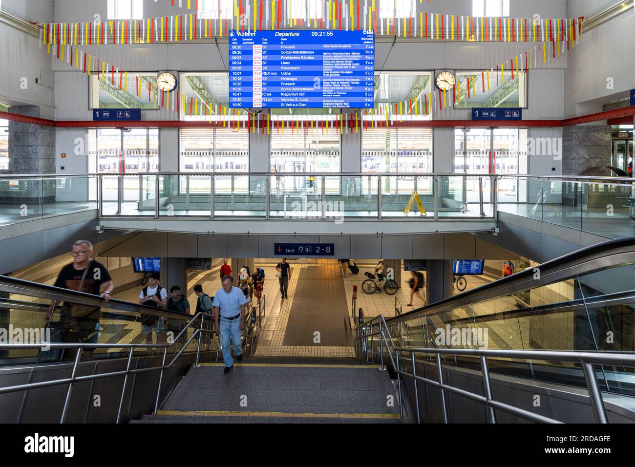 Villach, Austria. 18 luglio 2023. l'atrio principale della stazione ferroviaria nel centro della città Foto Stock