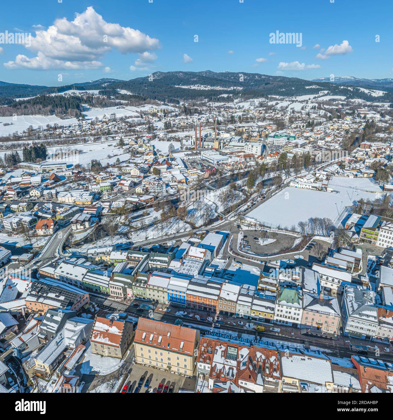 Vista aerea di Zwiesel sulla Regen, conosciuta come la città soffiante del vetro nella foresta bavarese Foto Stock
