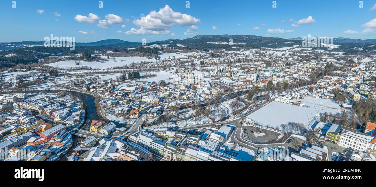 Vista aerea di Zwiesel sulla Regen, conosciuta come la città soffiante del vetro nella foresta bavarese Foto Stock