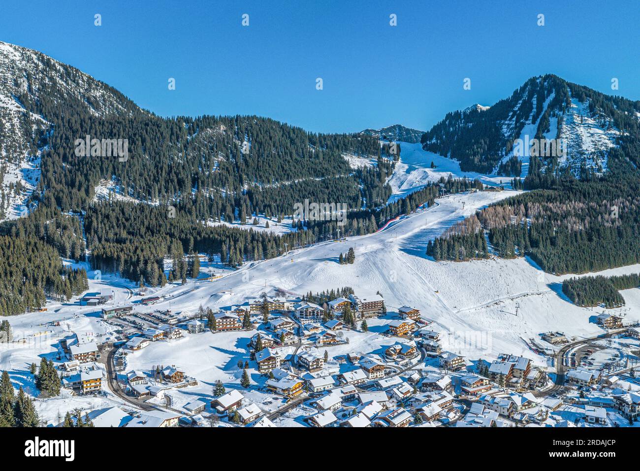 Vista aerea del villaggio di Berwang nella regione turistica chiamata Tiroler Zugspitz Arena Foto Stock