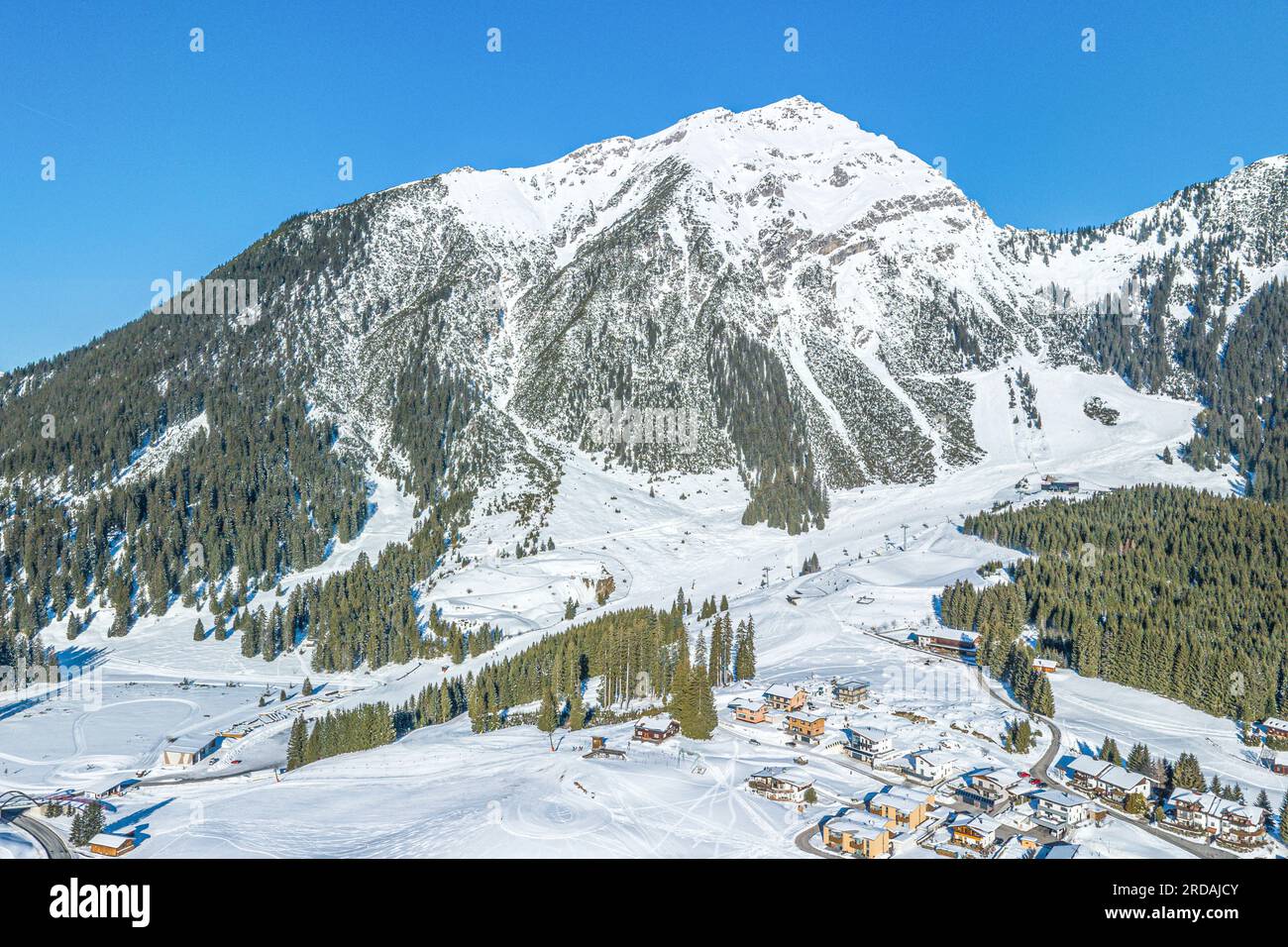 Vista aerea del villaggio di Berwang nella regione turistica chiamata Tiroler Zugspitz Arena Foto Stock