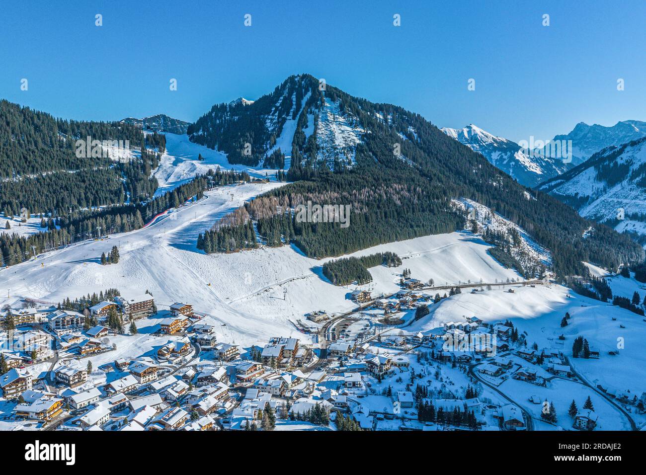 Vista aerea del villaggio di Berwang nella regione turistica chiamata Tiroler Zugspitz Arena Foto Stock