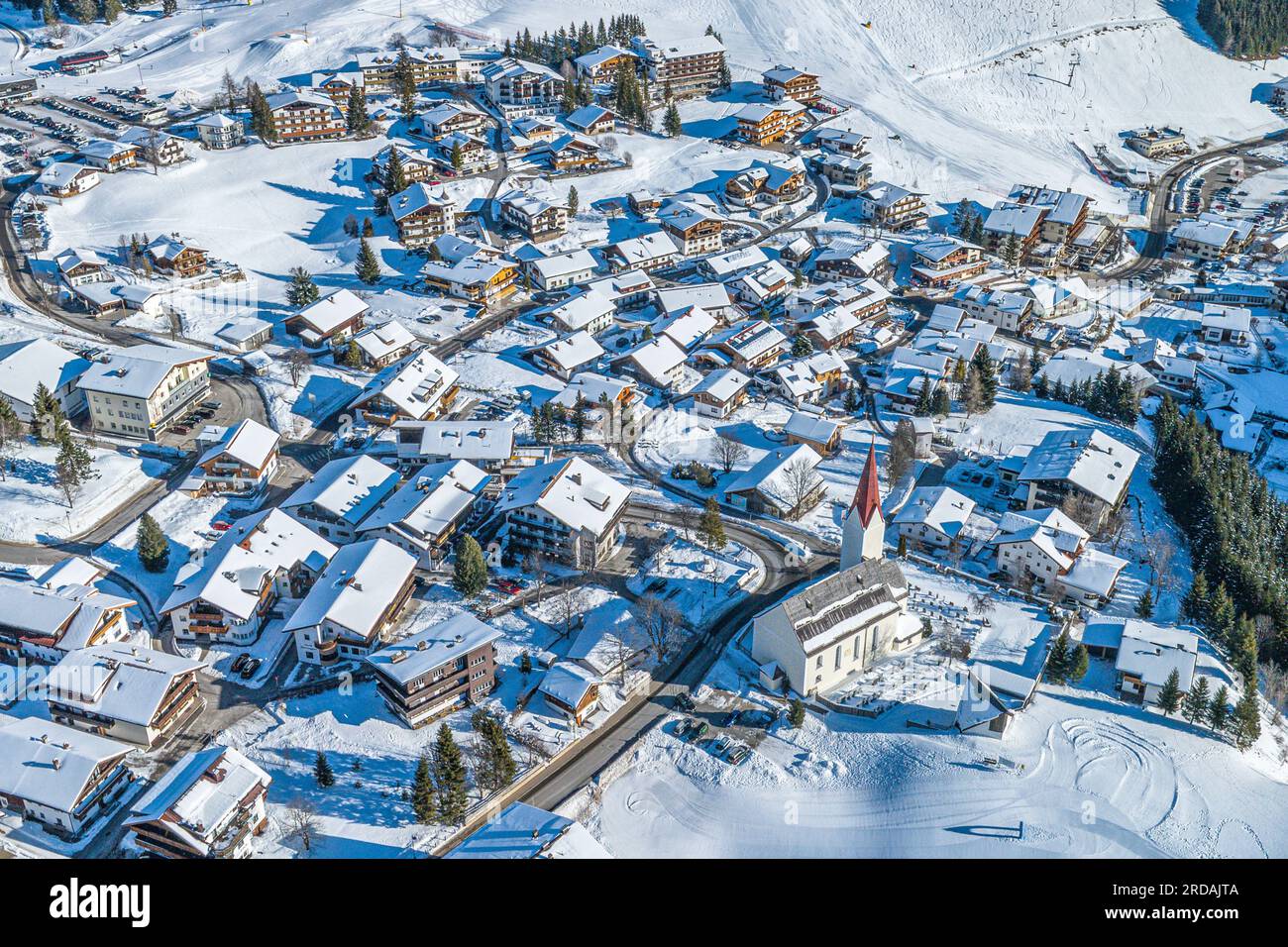 Vista aerea del villaggio di Berwang nella regione turistica chiamata Tiroler Zugspitz Arena Foto Stock