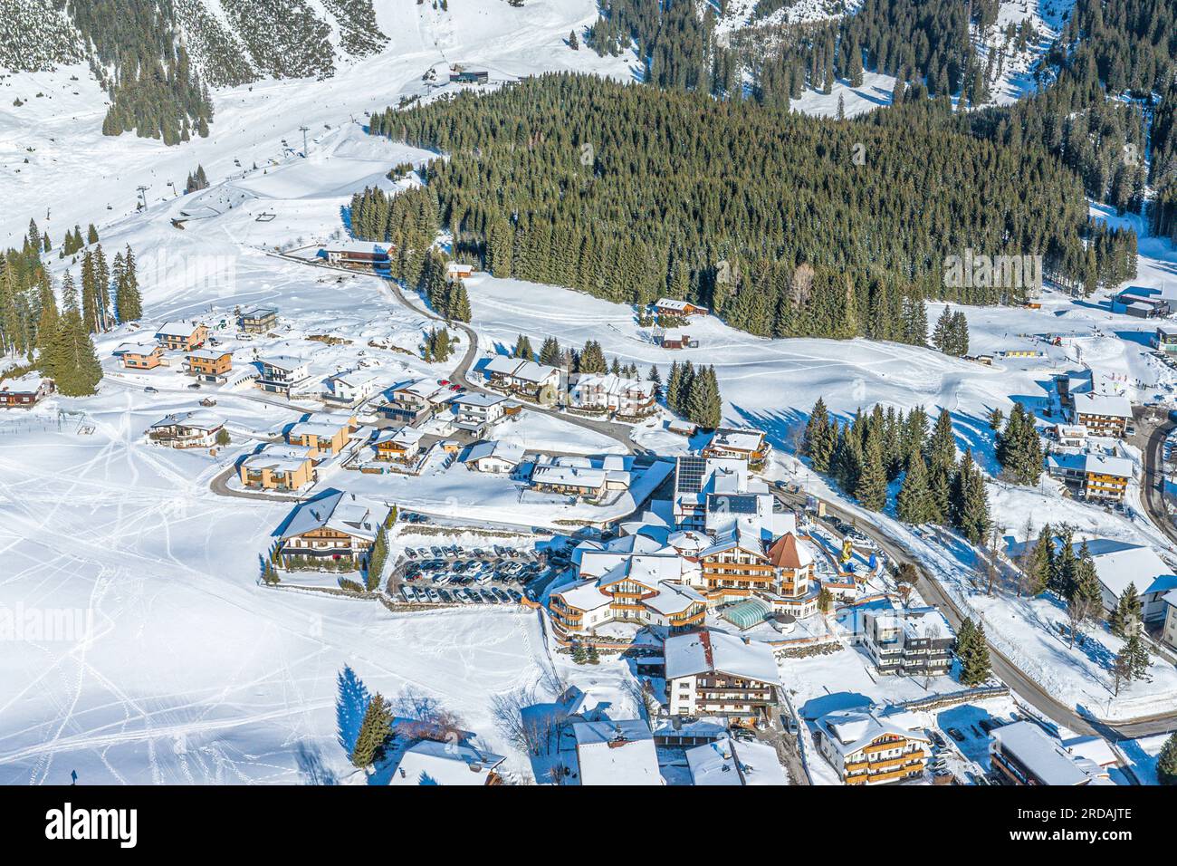 Vista aerea del villaggio di Berwang nella regione turistica chiamata Tiroler Zugspitz Arena Foto Stock