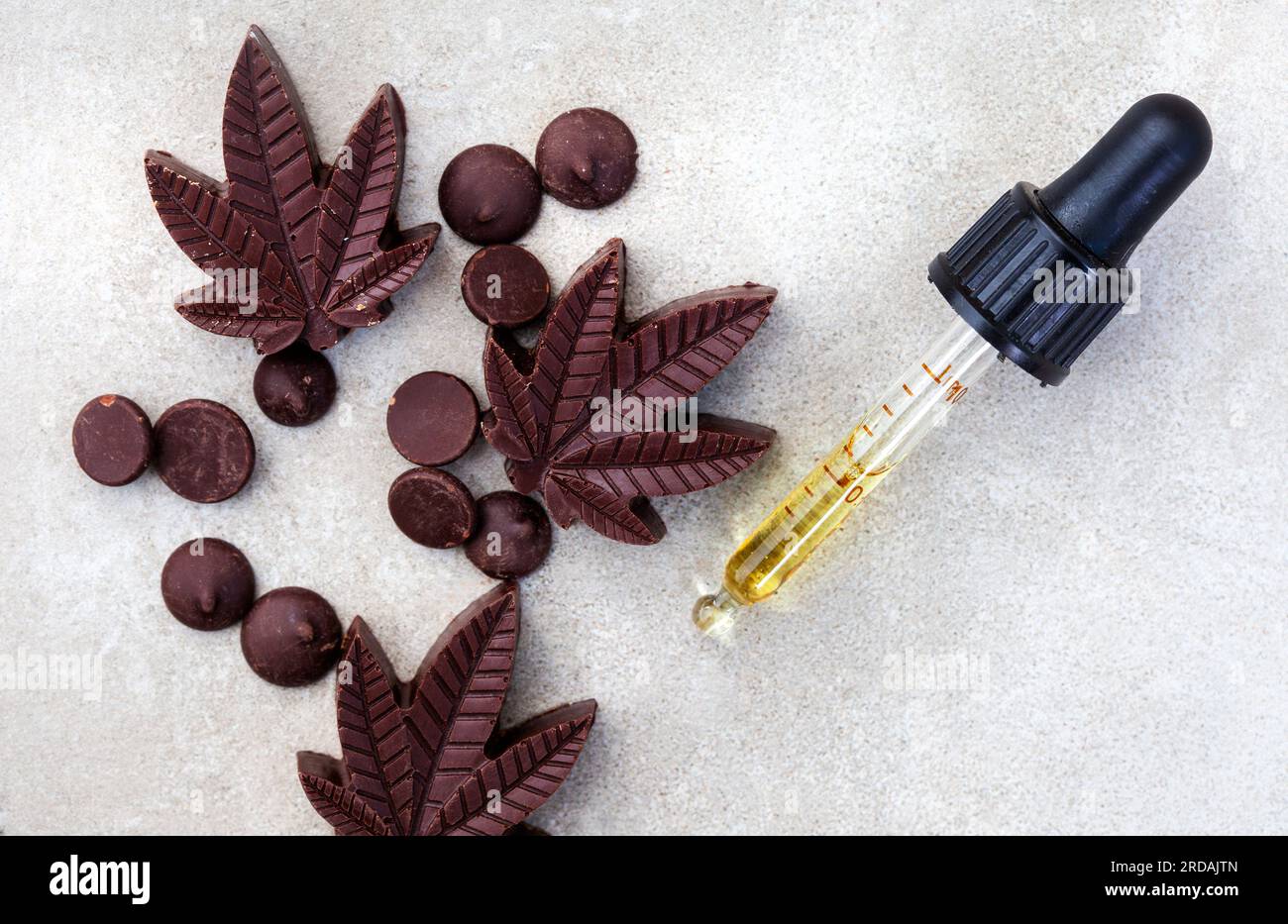 Cioccolatini al CBD. Deliziosi piatti d'umore, dessert e prelibatezze con un tocco in più Foto Stock