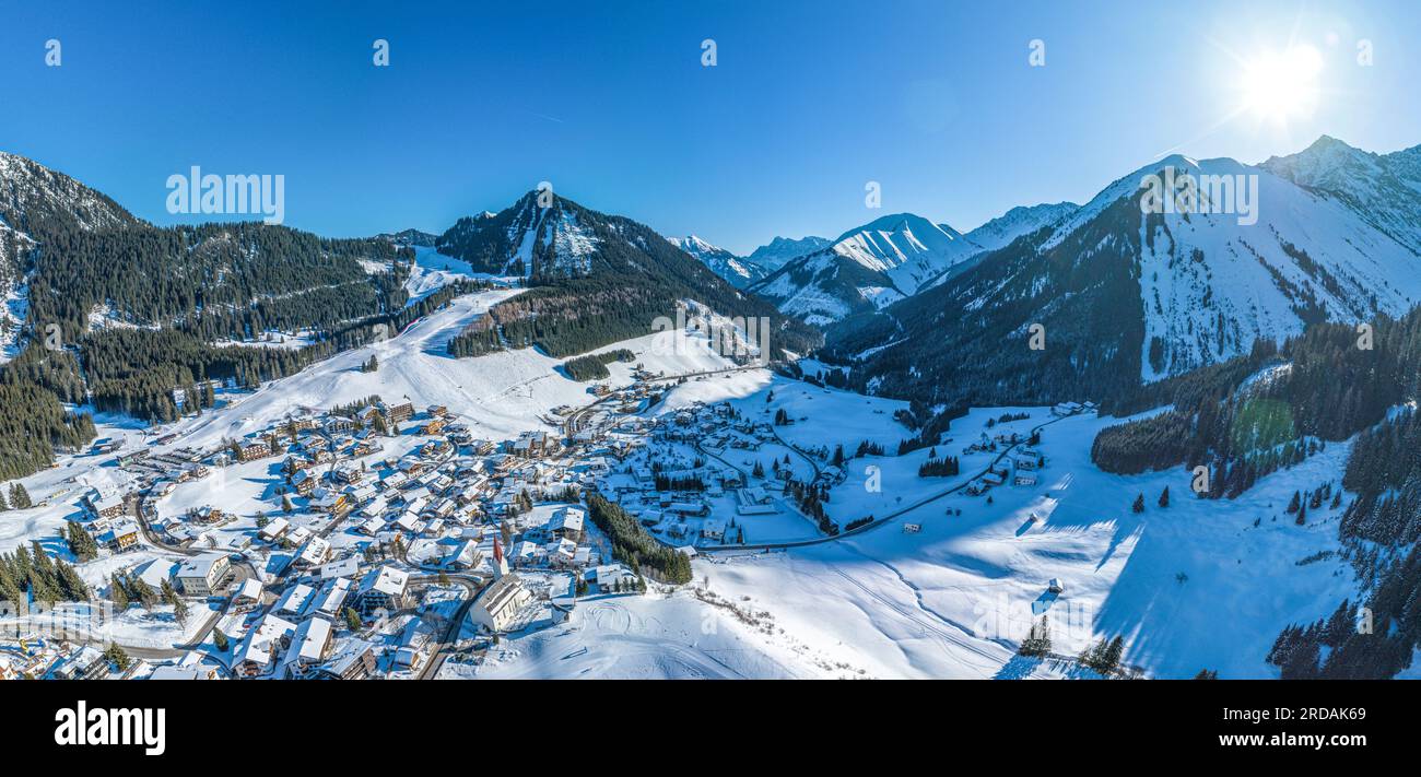 Vista aerea del villaggio di Berwang nella regione turistica chiamata Tiroler Zugspitz Arena Foto Stock