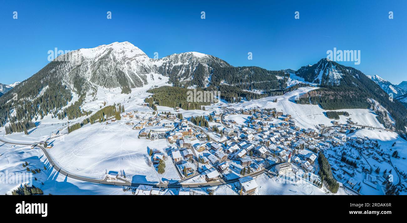 Vista aerea del villaggio di Berwang nella regione turistica chiamata Tiroler Zugspitz Arena Foto Stock
