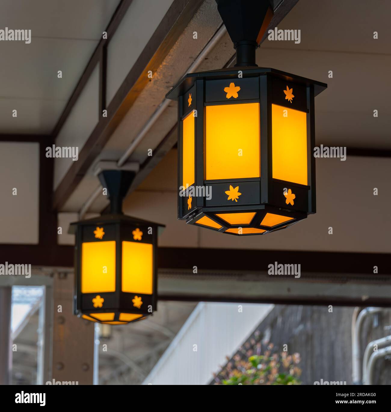 Lanterne sul soffitto di un ristorante giapponese. Giappone. Foto Stock