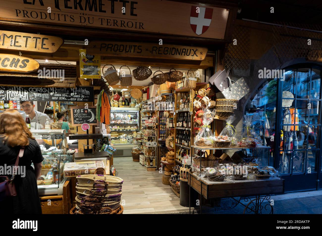 Negozio di prodotti locali al crepuscolo Annecy Haute-Savoie Auvergne-Rodano-Alpi Francia Foto Stock