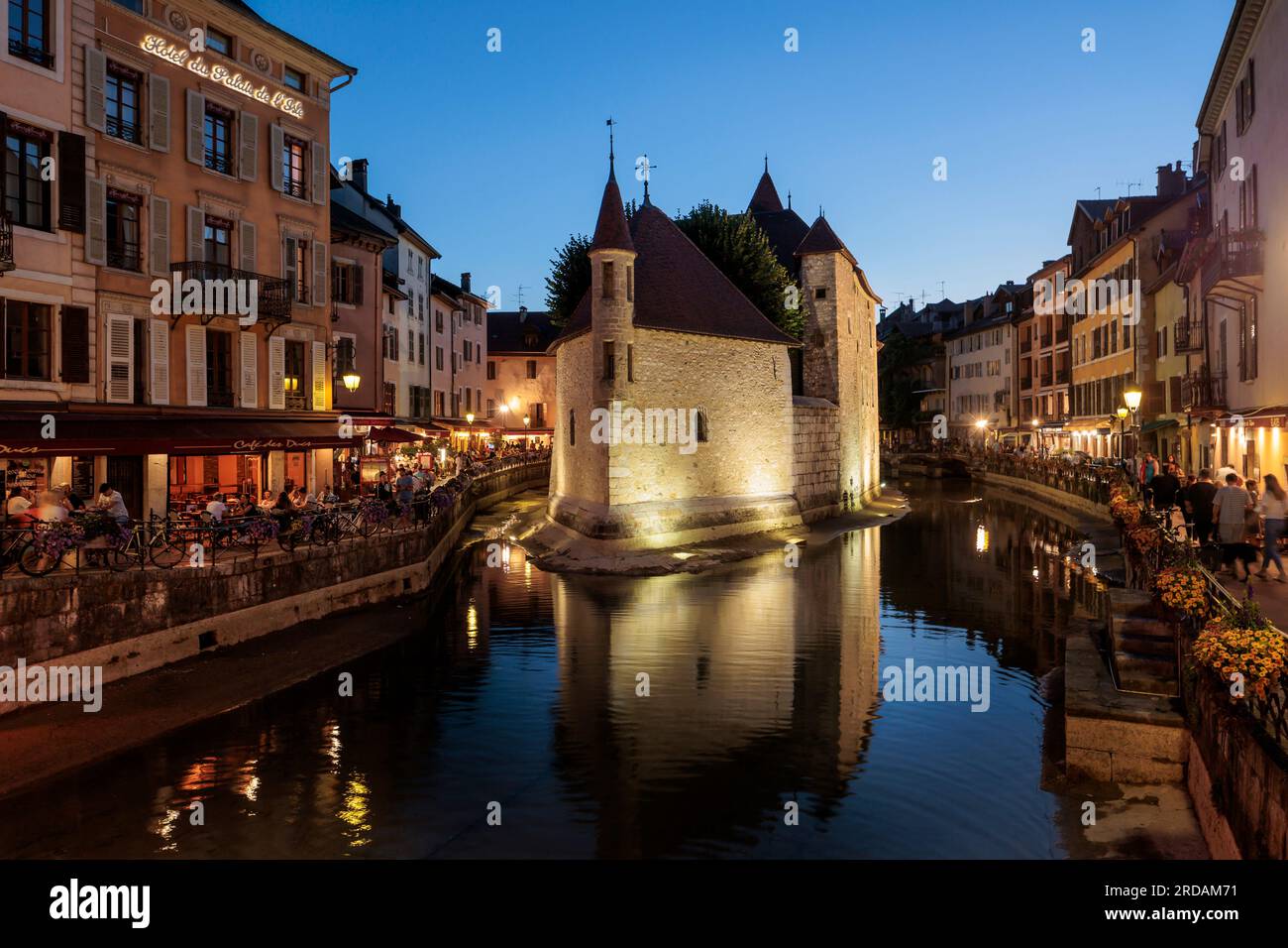 Le Palais de i'Île sul le Thiou seguendo per il centro storico di Annecy al crepuscolo Haute-Savoie Auvergne-Rodano-Alpi Francia Foto Stock