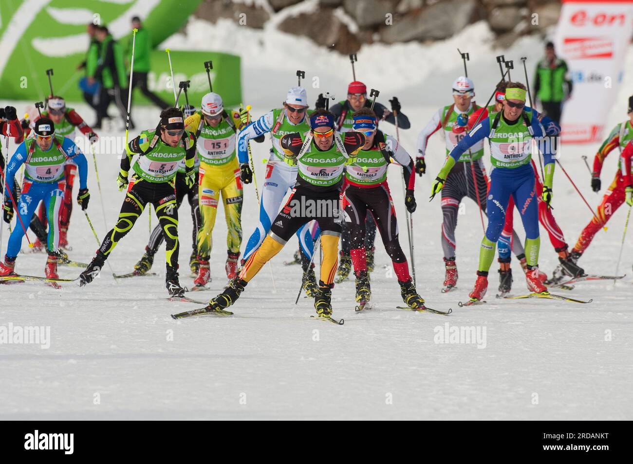 Michael Rösch (Roesch) Aktion Staffel Start (mitte 6) Biathlon 4 x 7,5 km Staffel der Herren am 22.1.2012 ad Anterselva Foto Stock