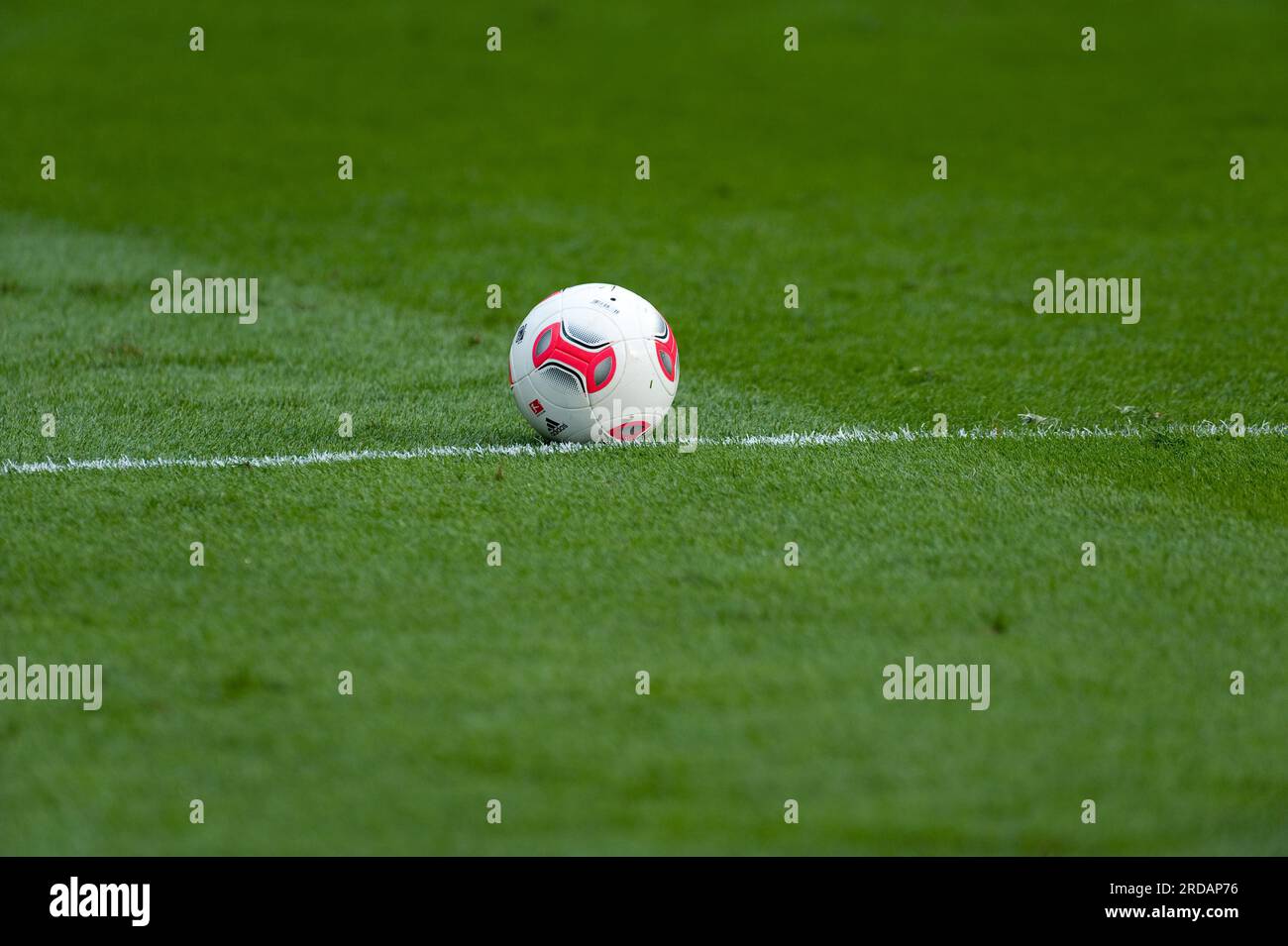ADIDAS Tango Ball auf Rasen und Mittellinie Fußball Bundesliga Eintracht Francoforte - Bayer Leverkusen 2:1 AM 25.8.2012 Foto Stock