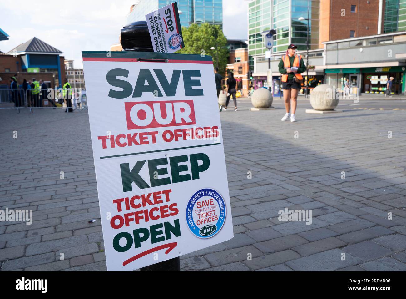 Bromley UK. 20 luglio 2023. I membri della RMT posizionano i cartelli "Save Out Ticket Office" fuori dalla stazione di Bromley South per salvare centinaia di biglietterie, poiché Rail Delivery Group ha annunciato l'intenzione di chiudere fino a 1.000 biglietterie in tutta l'Inghilterra nei prossimi tre anni. Credito: Glosszoom/Alamy Live News Foto Stock