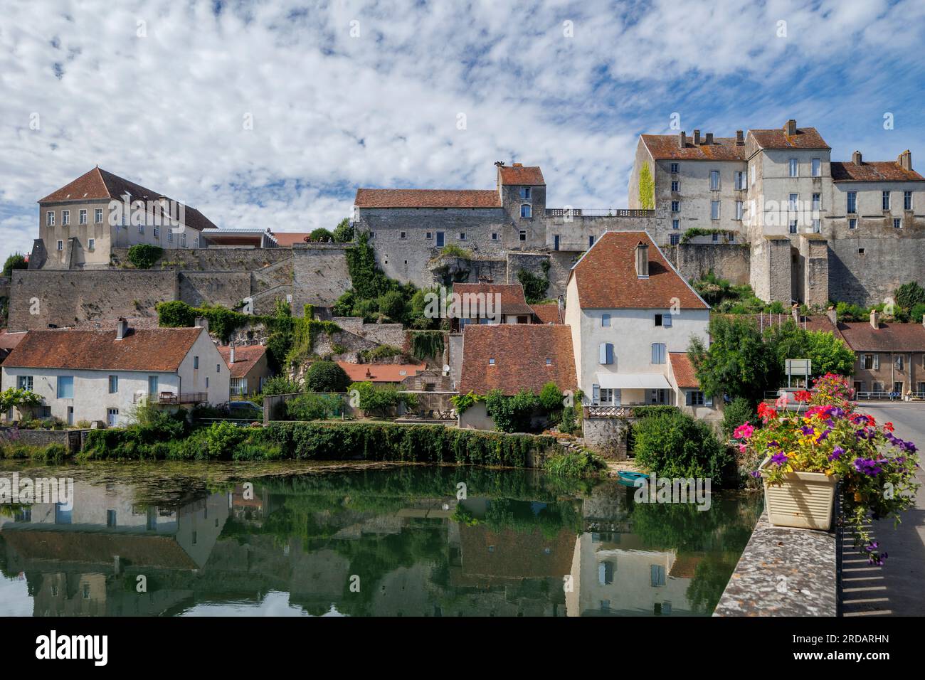 Pesmes si rifletteva nel fiume Ognon Vesoul Haute-Saone Bourgogne-Franche-Comte France Foto Stock