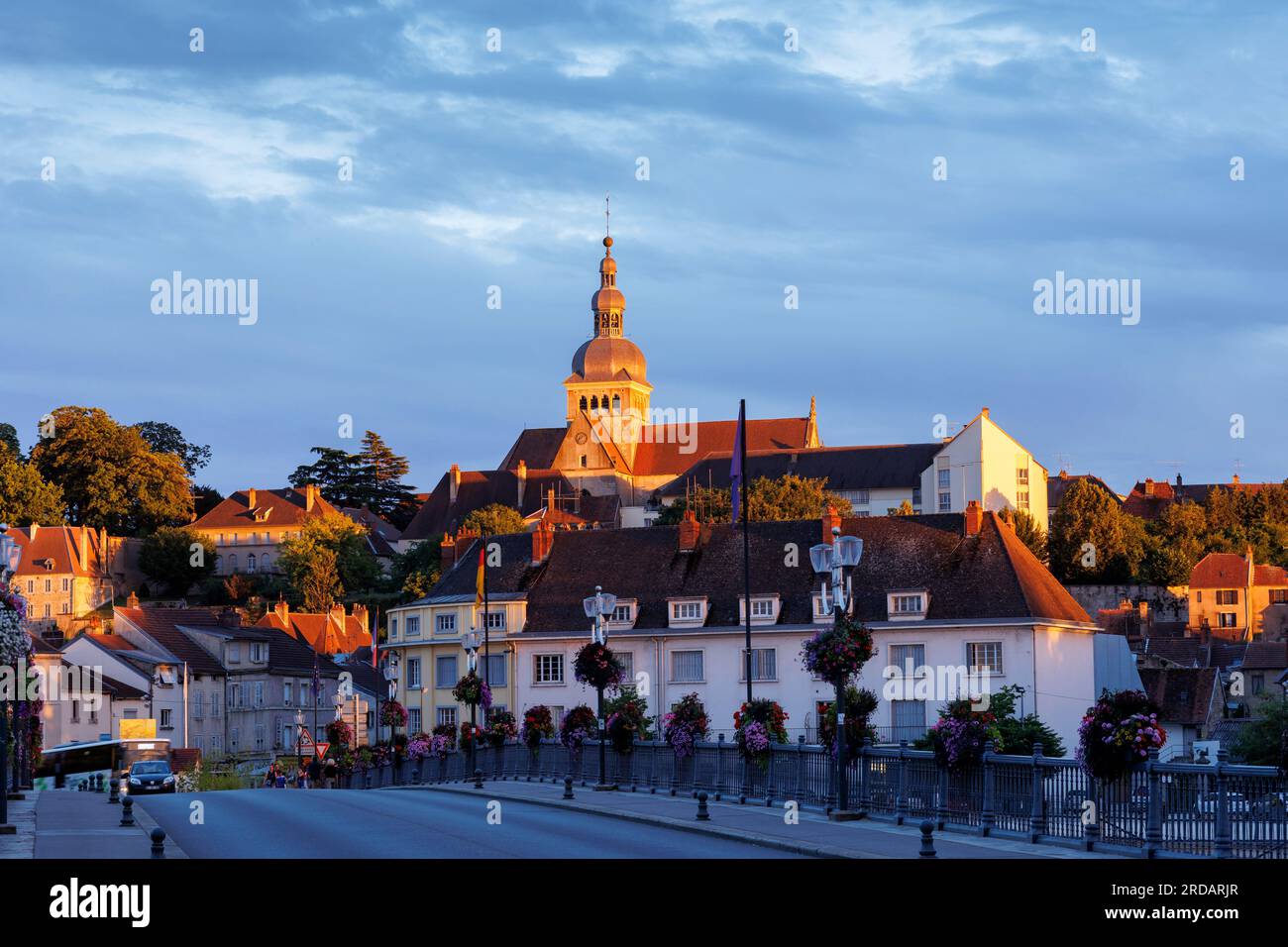 Luce notturna sul Pont de Pierre e sulla Basilique Notre-Dame de Gray, Gray Vesoul Haute-Saone Bourgogne-Franca-Comte France Foto Stock