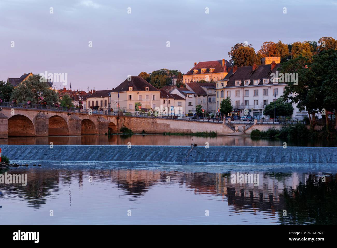 Luce notturna, Pont de Pierre sul fiume Saone Gray Vesoul Haute-Saone Bourgogne-Franca-Contea Francia Foto Stock