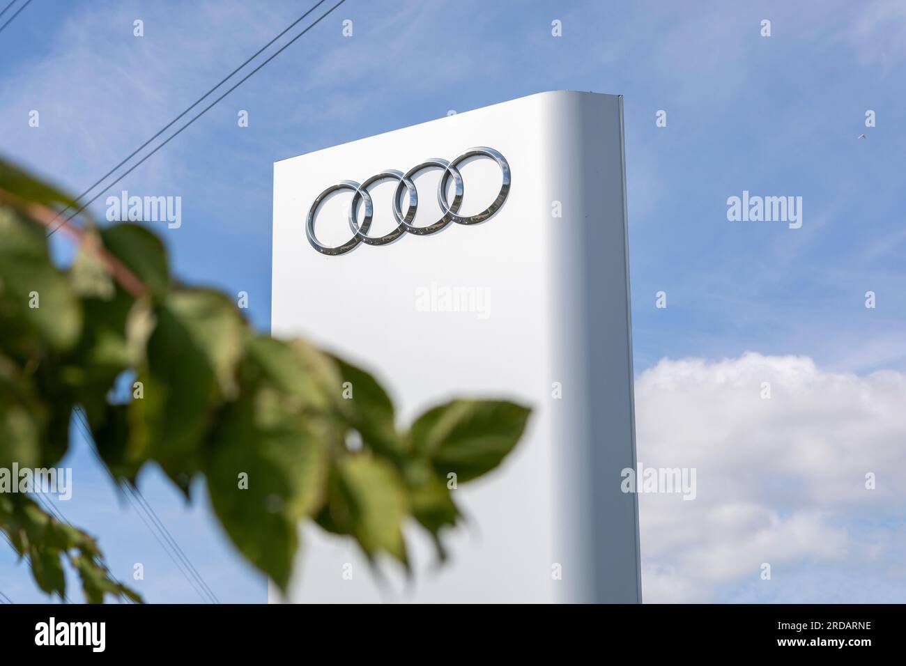 Il logo Audi a quattro anelli su una torre argentata Foto Stock