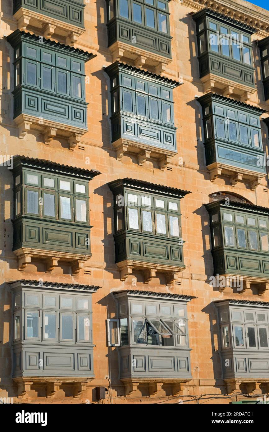 Il balcone di ogni camera La Valletta Malta Foto Stock