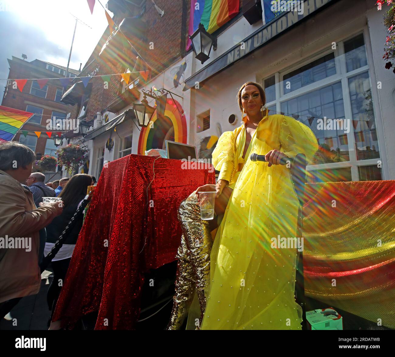 Godendo del Manchester Pride Festival, festività di agosto presso il New Union Hotel, Gay Village, 111 Princess St, Manchester, Inghilterra, REGNO UNITO, M1 6JB Foto Stock