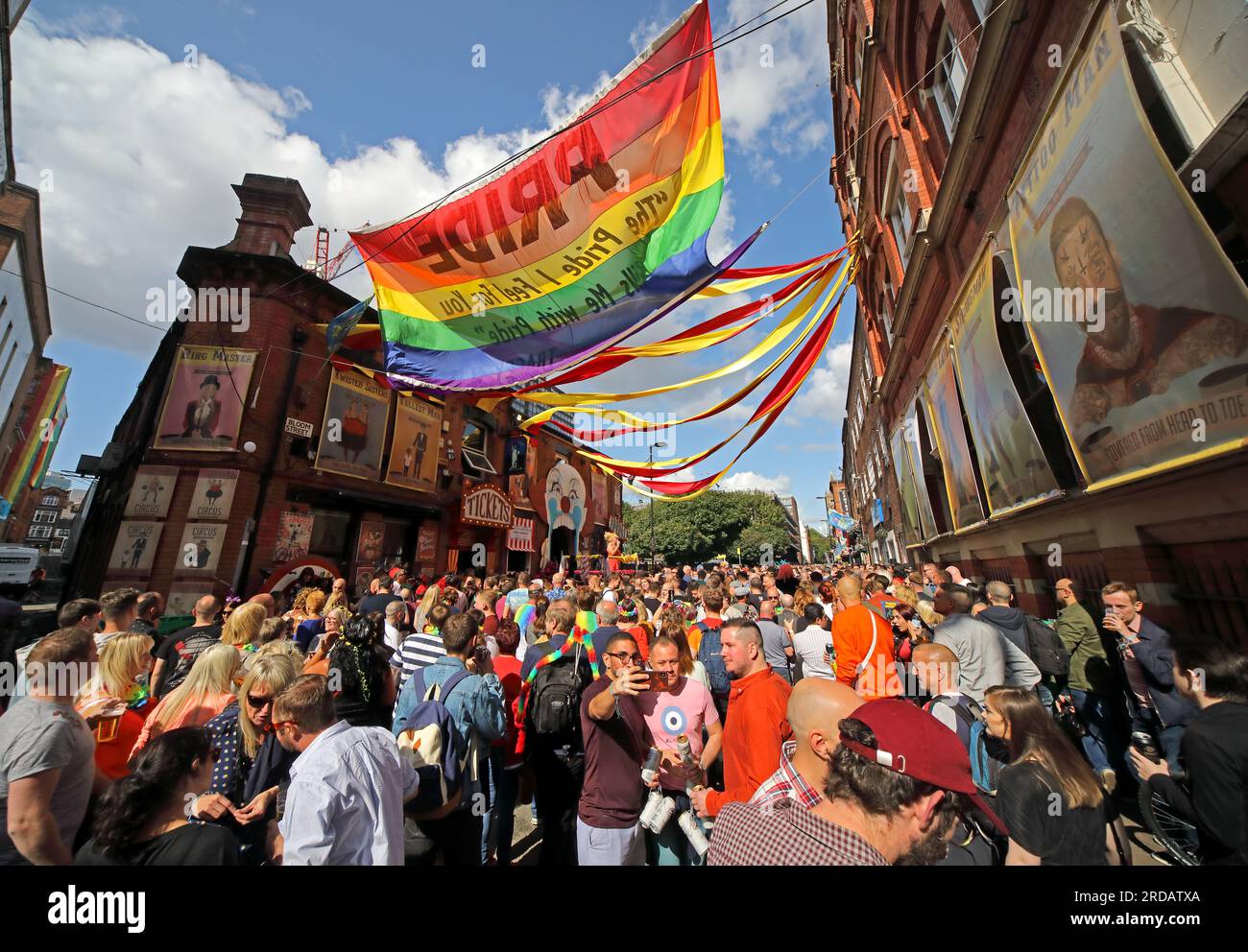 Il Manchester Pride party festival in Bloom Street, che celebra il circo e abbraccia amici, visitatori e partner LGBTQ+ MCR, 25 agosto 2018 Foto Stock