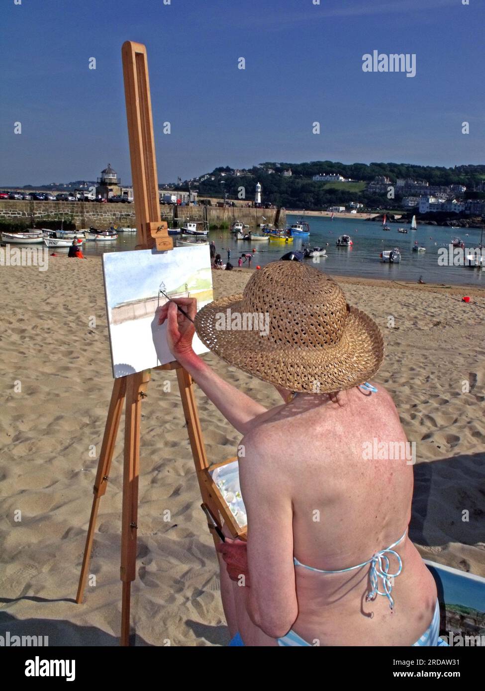 Un artista dipinge il porto e il molo, St Ives, Saint Ives , Cornovaglia, Inghilterra, REGNO UNITO, TR26 1LP Foto Stock