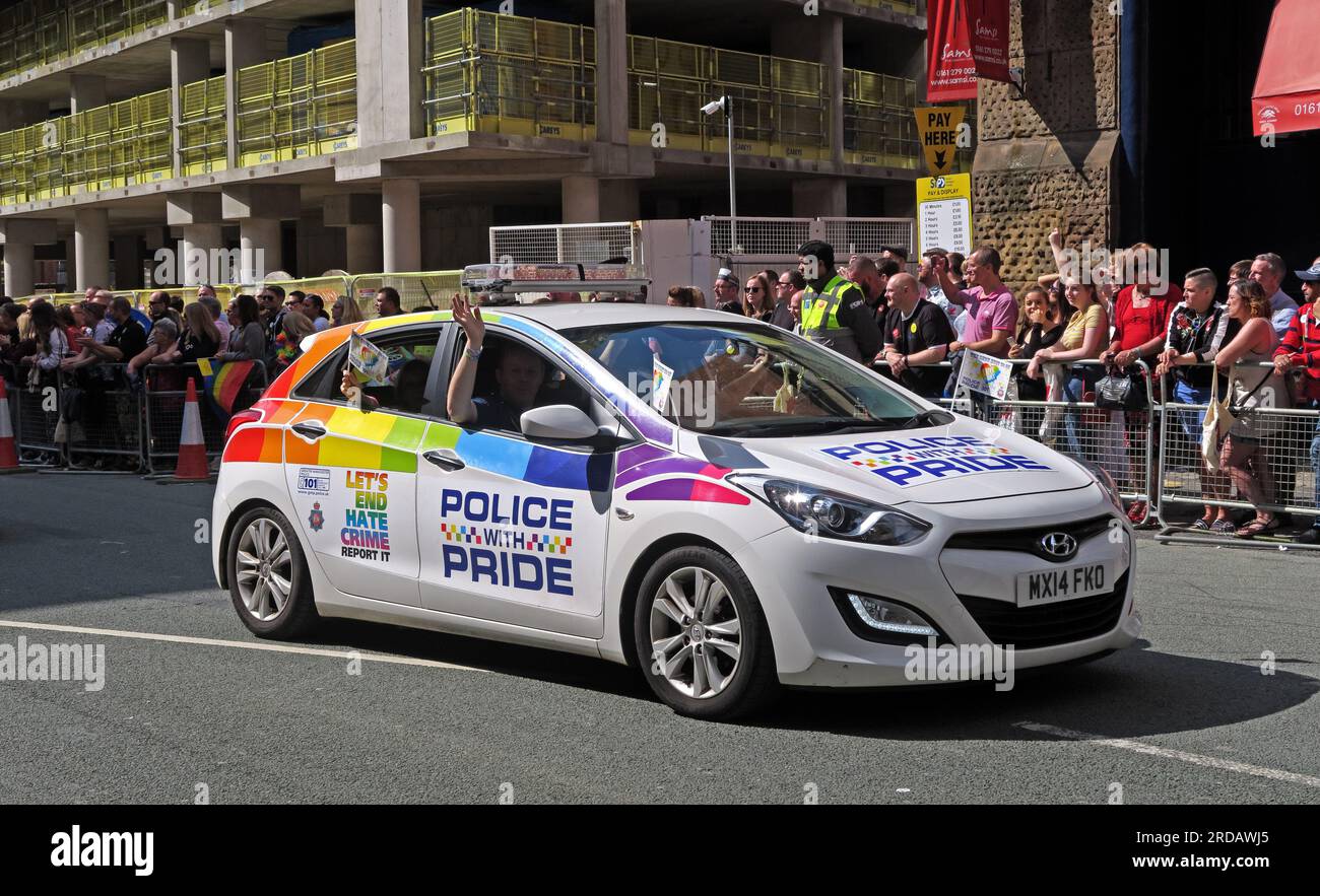 GM Police, Lets End Hate Crime alla parata del Manchester Pride Festival, 36 Whitworth Street, Manchester, Inghilterra, Regno Unito, M1 3NR Foto Stock
